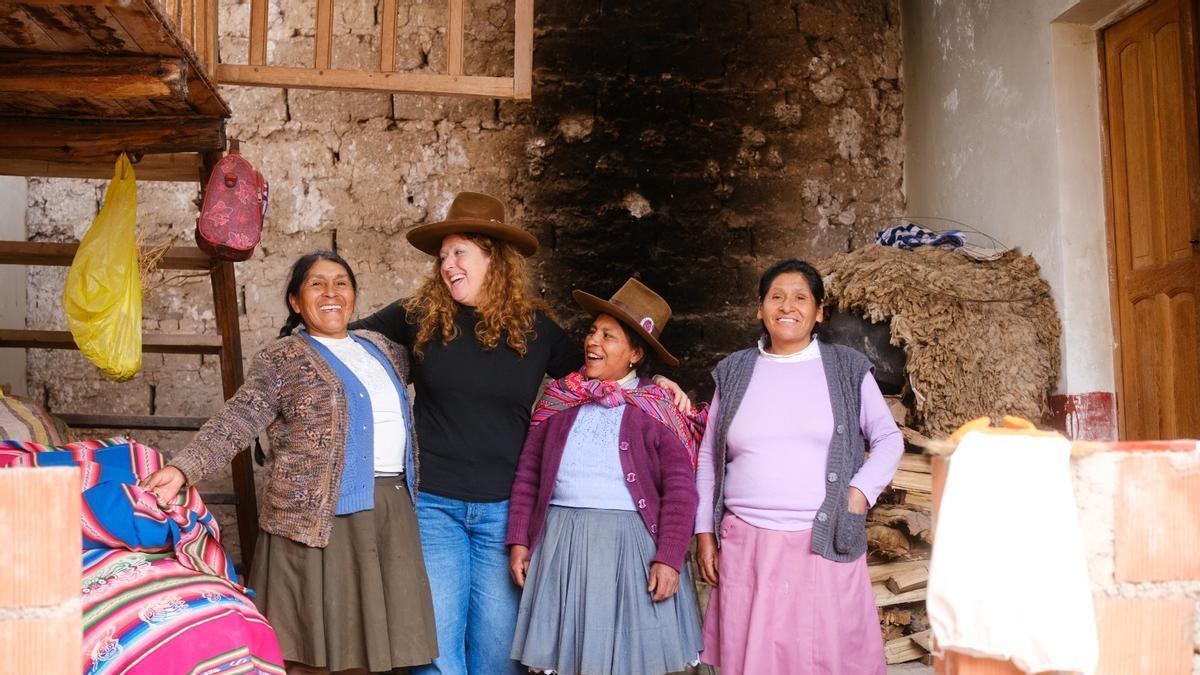 La presidenta del Consello Regulador de Mel de Galicia, con las emprendedoras apícolas de Cusco en Peru.