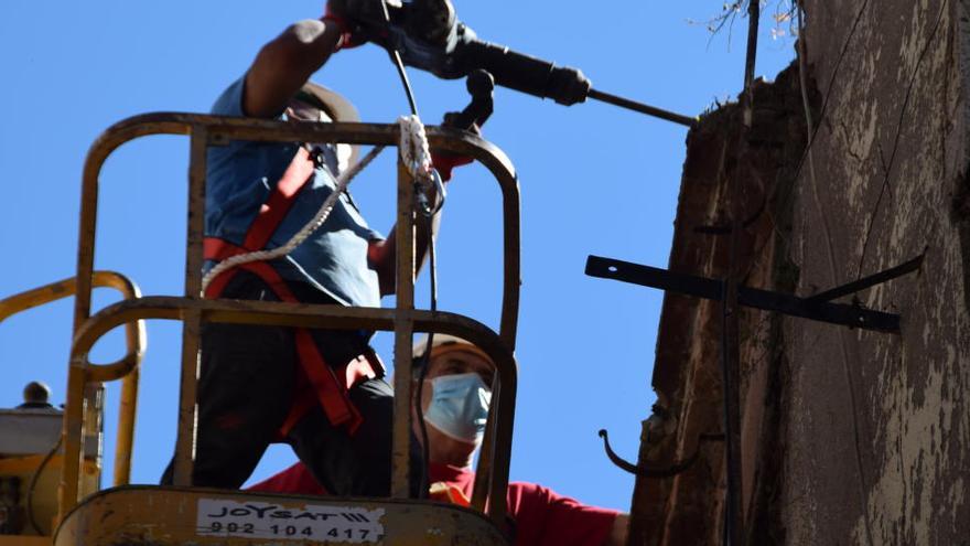 Operaris treballant al bloc 8 del carrer del Carme del barri vell