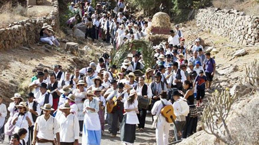 Imagen de los romeros bajando por el barranco de La Vega en dirección al pequeño santuario para venerar a la Virgen de La Peña. FUSELLI