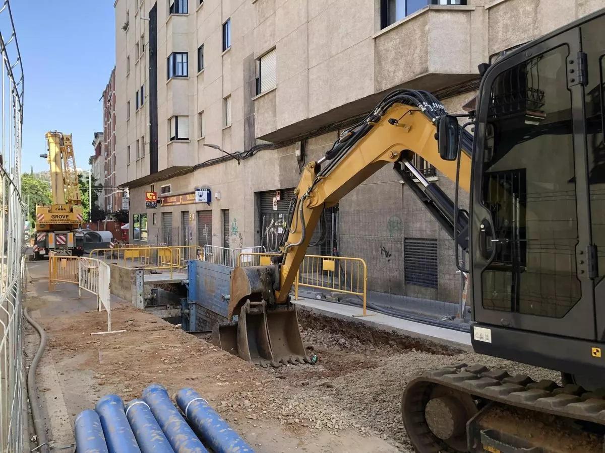 La estrechez de Camino Llano condiciona el avance de los trabajos de saneamiento