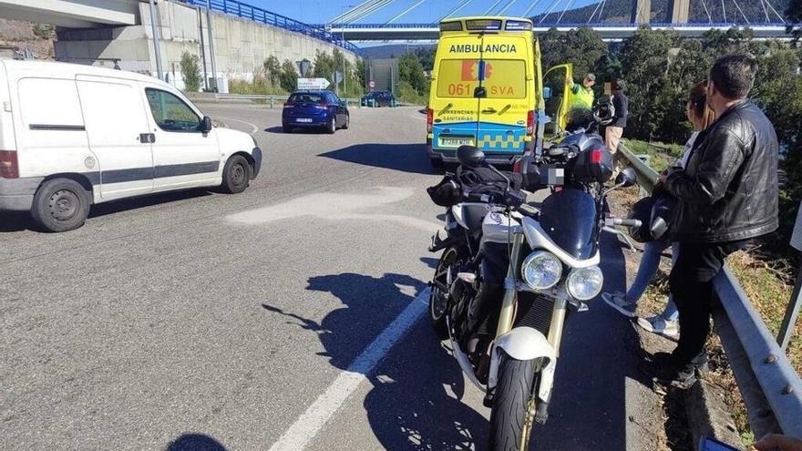 Un motorista herido tras caer al asfalto en la rotonda de Domaio