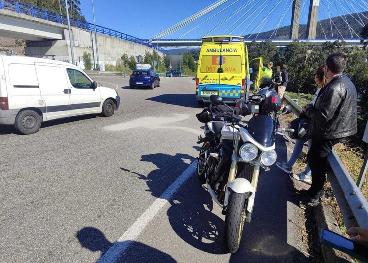 Al lugar acudió una ambulancia y la Guardia Civil. | SANTOS ÁLVAREZ