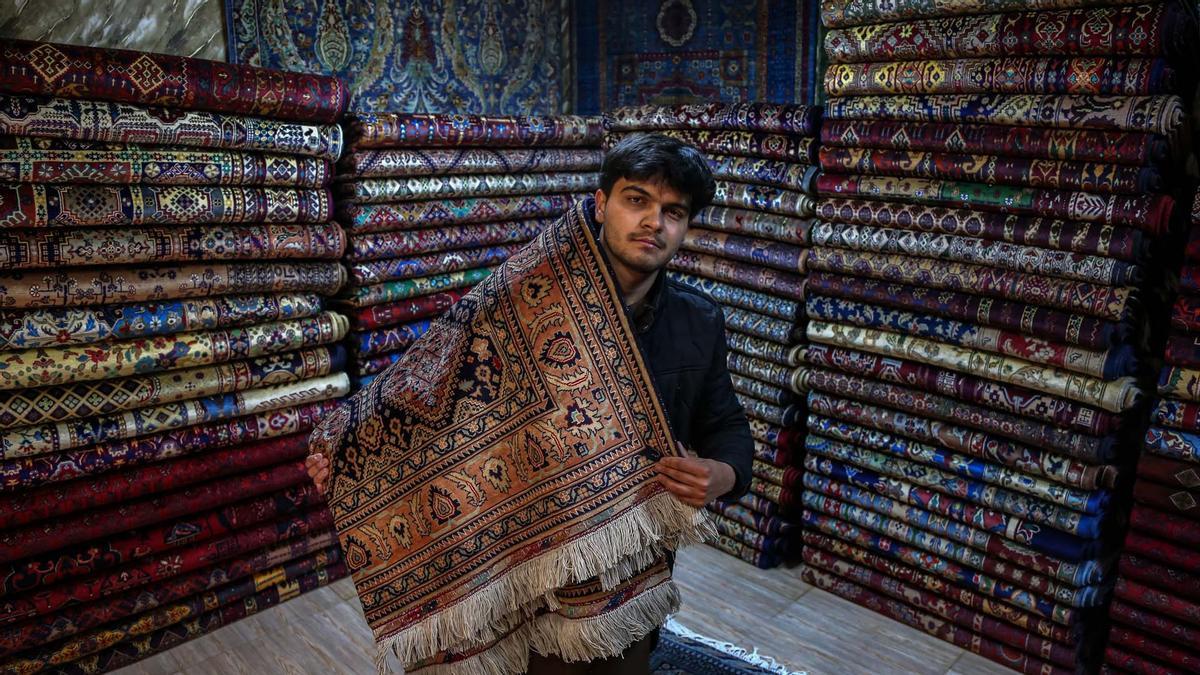 Mujeres afganas trabajan en una fábrica de alfombras en Kabul, Afganistán