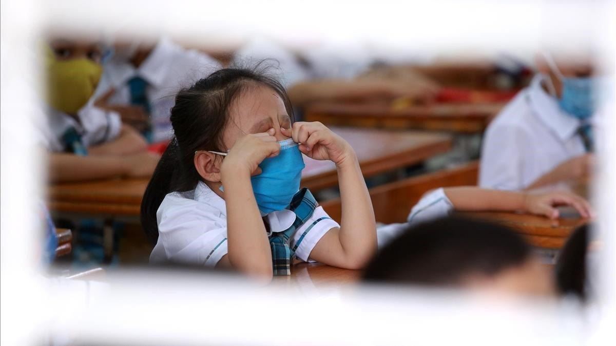 Una alumna en su primer día del nuevo año escolar en la escuela primaria Phuc Dien en Hanoi, Vietnam.