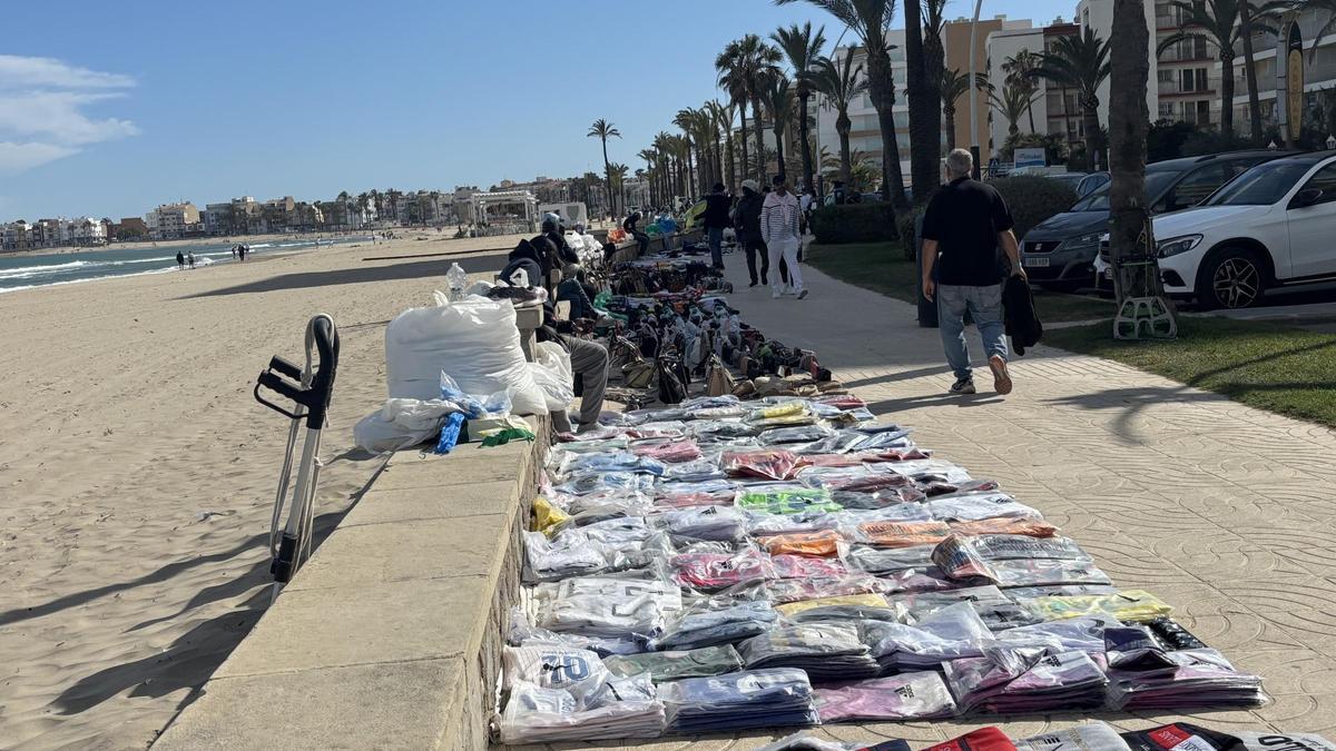 Vendedores del 'top manta' en Peñíscola.