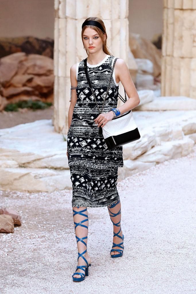 Chanel Colección Crucero 2018: vestido en blanco y negro