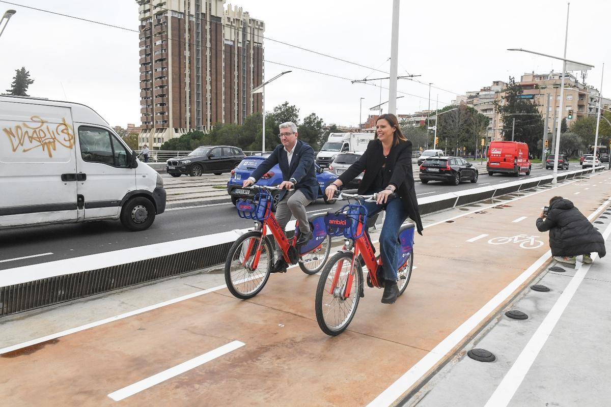 El alcalde de Esplugues, Eduard Sanz, y la consejera delegada de movilidad sostenible del AMB, Elisabet Latorre, circulando por el nuevo carril bici