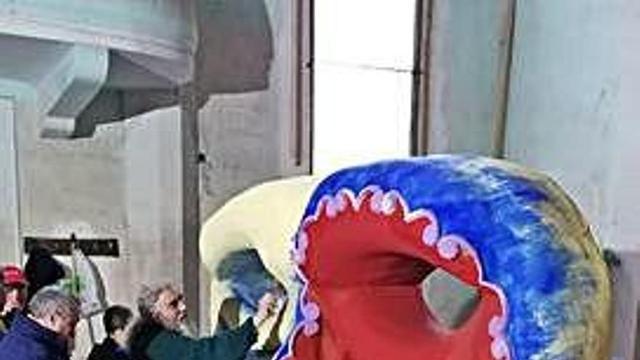Carrocistas pintan la obra.