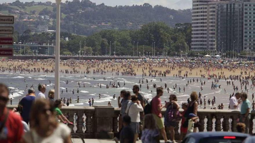 Aspecto del paseo del Muro y de la playa de San Lorenzo ayer al mediodía.