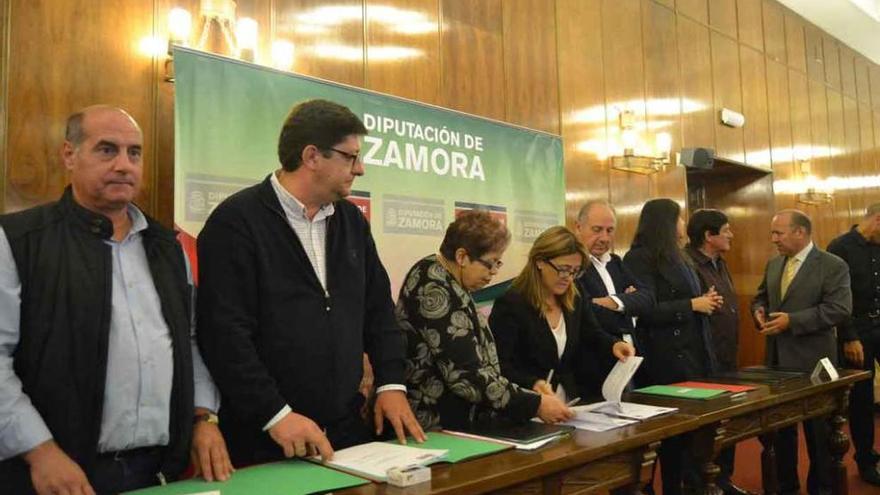 Los representantes de los grupos de acción local durante la firma del acuerdo con la Diputación.