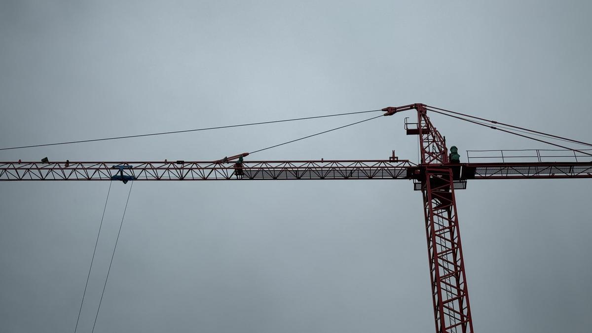 Las grúas se apoderan del centro de la capital extremeña.