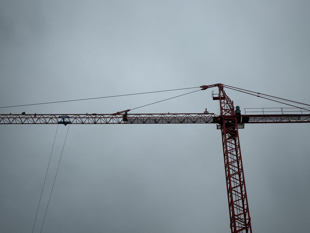 Las grúas se apoderan del centro de la capital extremeña.