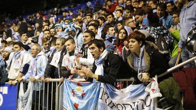 La afición del Celta, en la grada de Mendizorroza // R. GROBAS