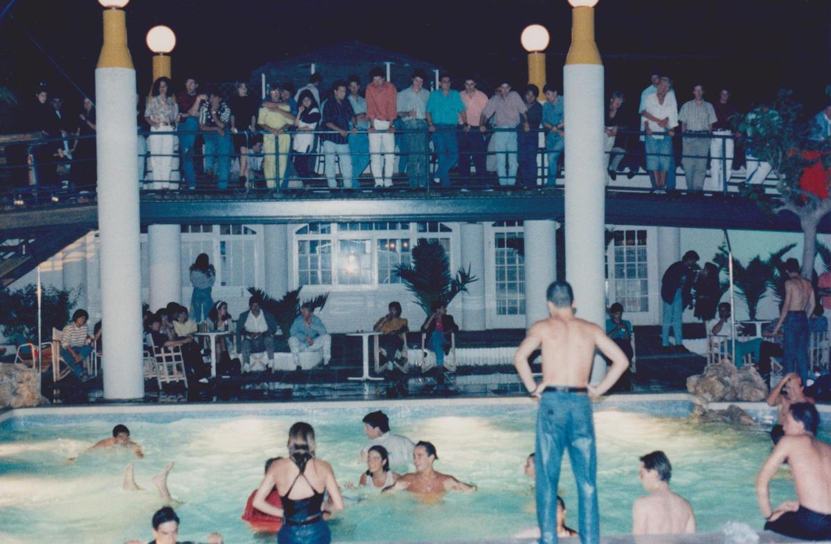 El 1990, la piscina de la terrassa jardí, amb vistes al mar, es va convertir en una de les imatges més reconeixibles de Passarel·la.