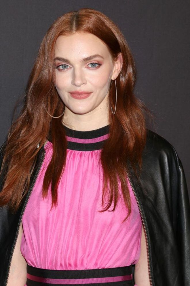Madeline Brewer con vestido rosa