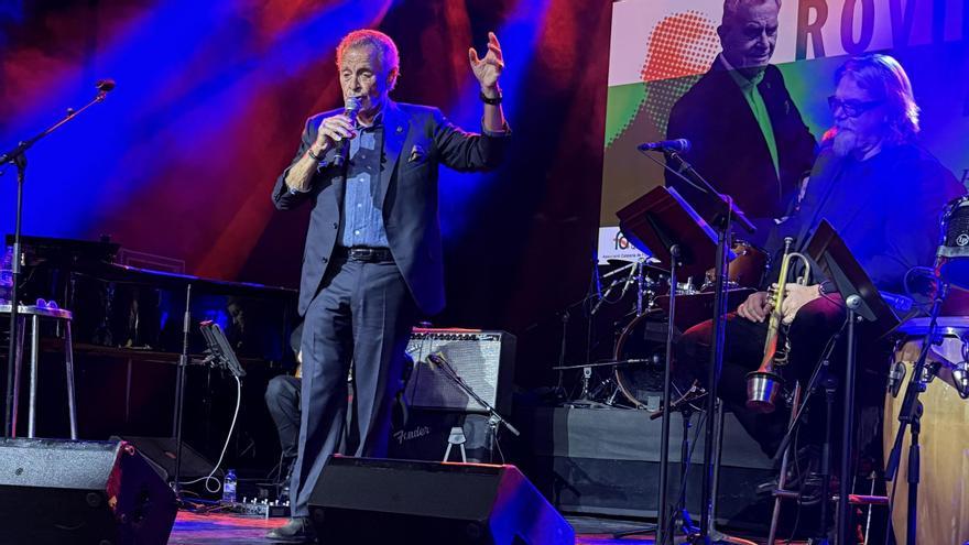 El empresario Josep Lluís Rovira, en plena actuación en la sala Luz de Gas.