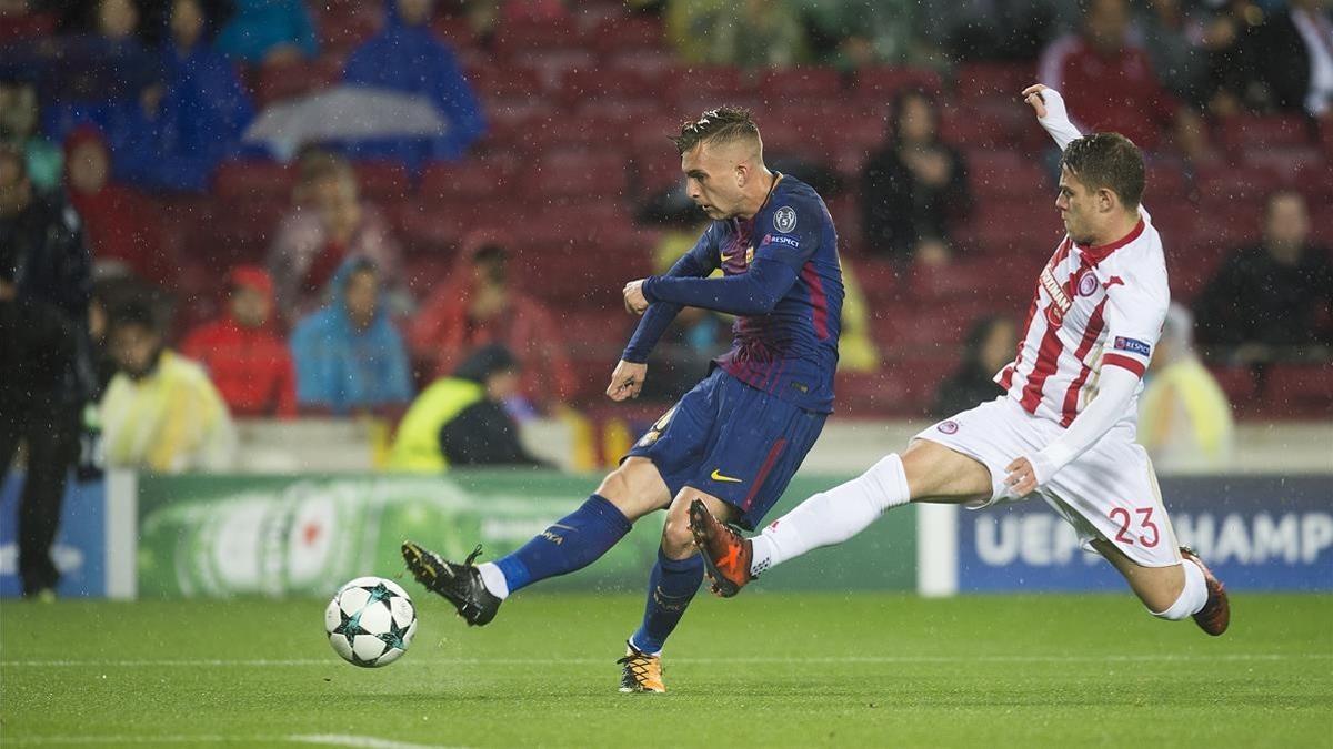 Deulofeu, en una jugada de ataque del Barcelona ante Androutsos, el defensa del Olympiacos.