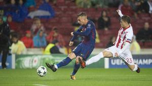 Deulofeu, en una jugada de ataque del Barcelona ante Androutsos, el defensa del Olympiacos. 