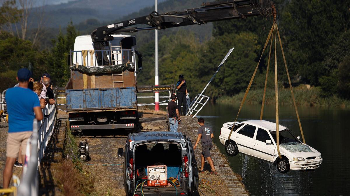 Momento en el que sacan el coche del agua, este lunes.