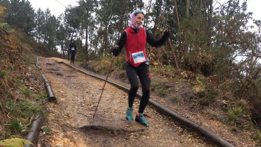 La carrera a su paso por el monte cercano a la playa de Salinas.