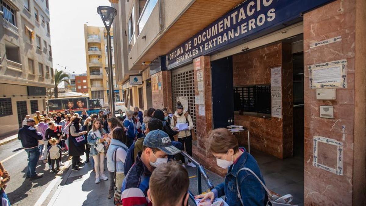 Atención a ciudadanos ucranianos a principios de 2022 en la Oficina de Extranjería de la Policía Nacional en Torrevieja