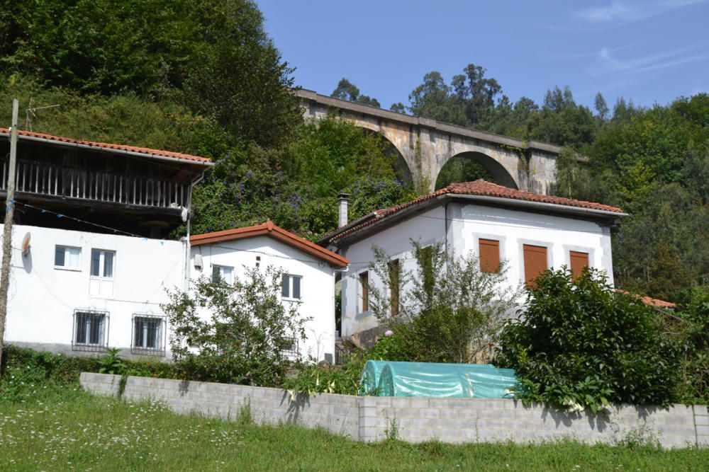 Los vecinos del pueblo de Prámaro, orgullosos de las dos capillas que tienen dedicadas a la Virgen de los Remedios y al Ángel de la Guarda