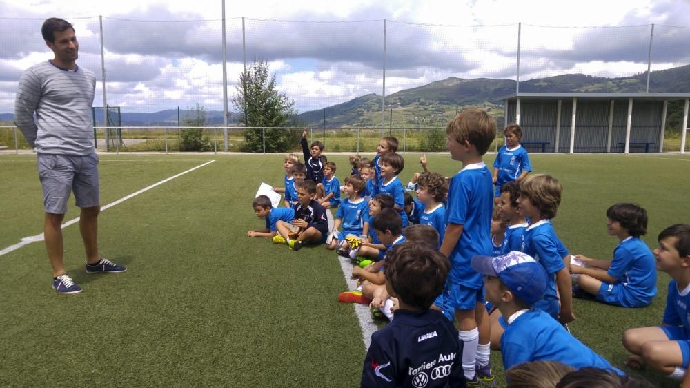 Visita de David Fernández al Campus el Real Oviedo