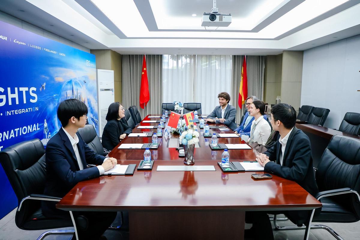 Lillian Xiong con la prensa española en la sede del grupo Chery en Wuhu.