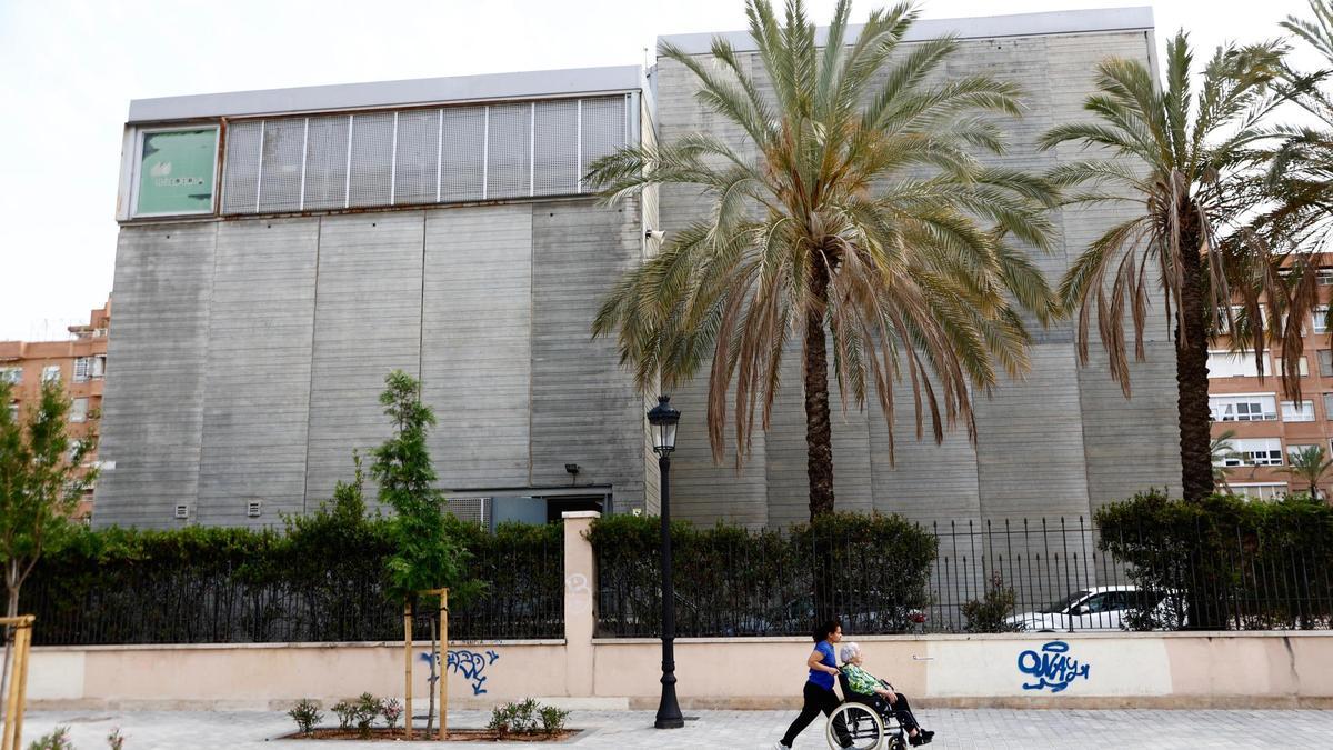 La polémica subestación de Patraix sigue abierta y funcionando entre viviendas