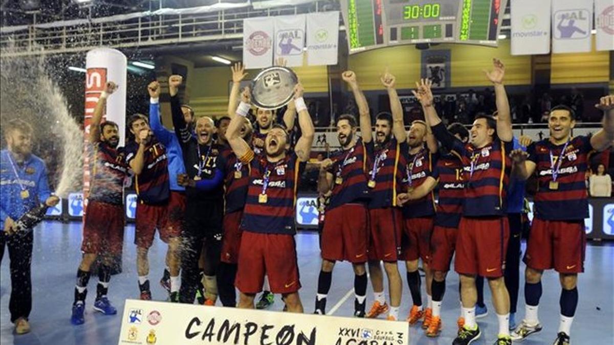 El Barça Lassa celebra su quinta Copa Asobal consecutiva