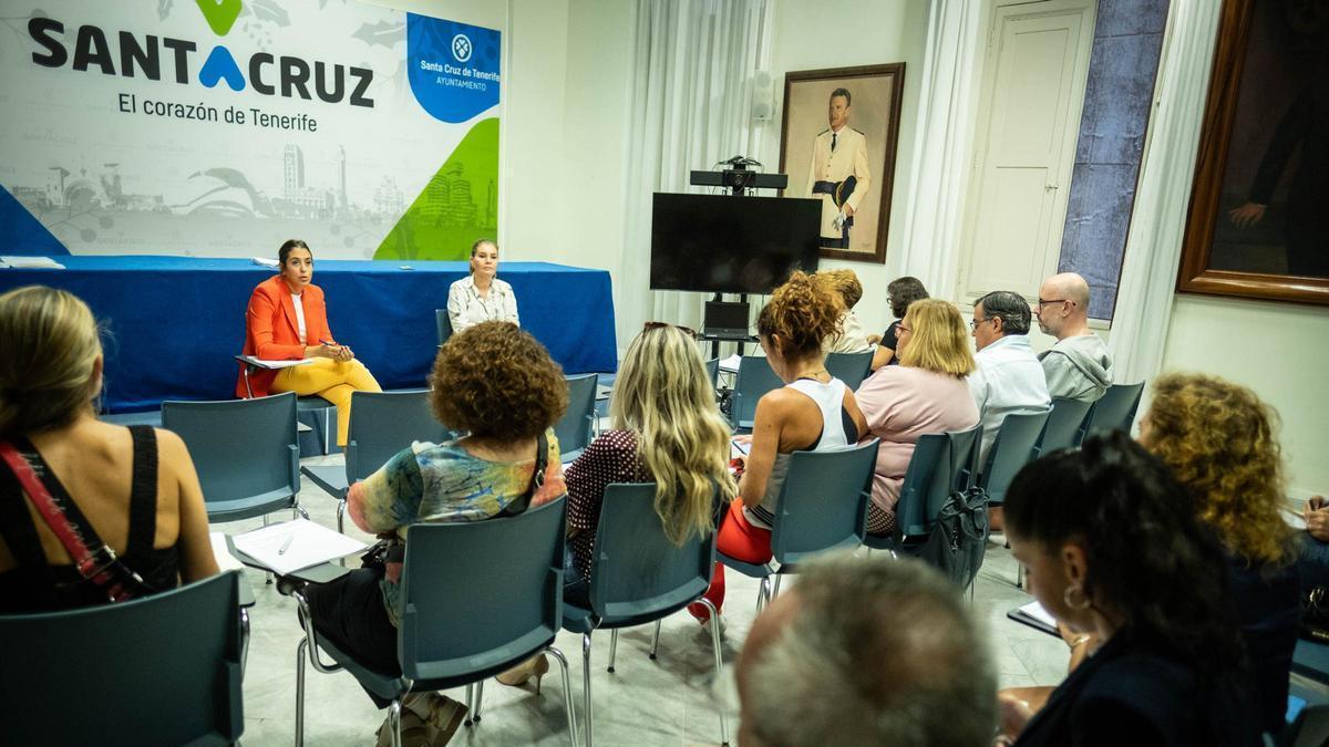 Fotografía de archivo de una reunión de la concejala de Bienestar Social y Educación con responsables de colegios e institutos.