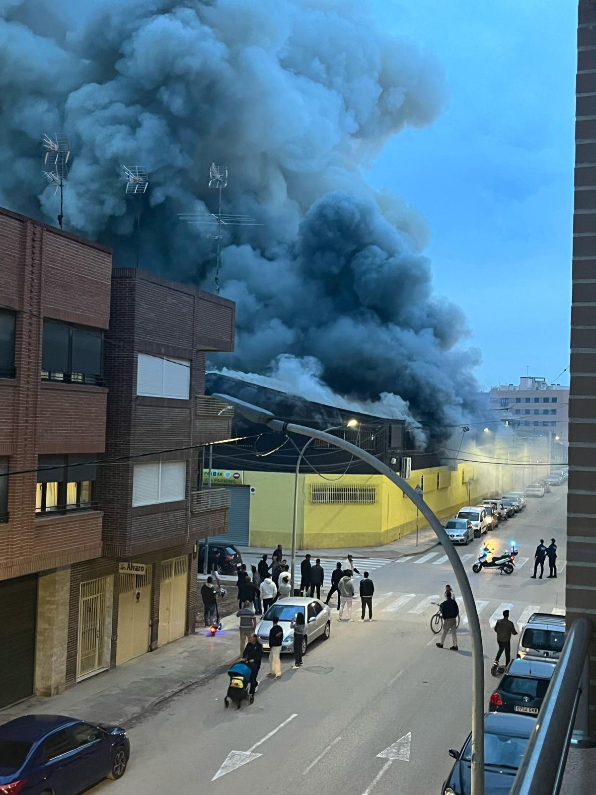 imagen del incendio en el centro de Albatera que afectó al aparcamiento de un supermercado y un gimnasio