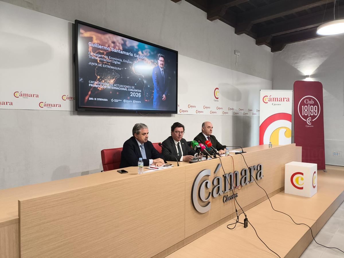 Santamaría, en el centro, este viernes durante la presentación del cronograma de actuaciones de promoción internacional para el 2026.