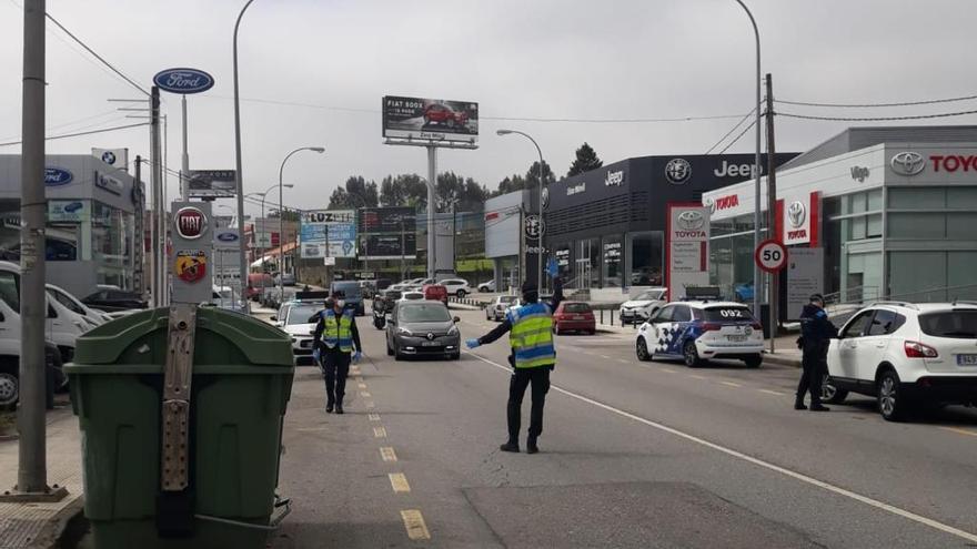 Un control de la Policía Local realizado hoy en Vigo por la crisis del coronavirus en Vigo. // FDV