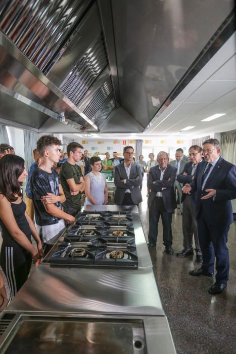 El presidente de la Generalitat Ximo Puig ha visitado los dos centros educativos de Los Montesinos