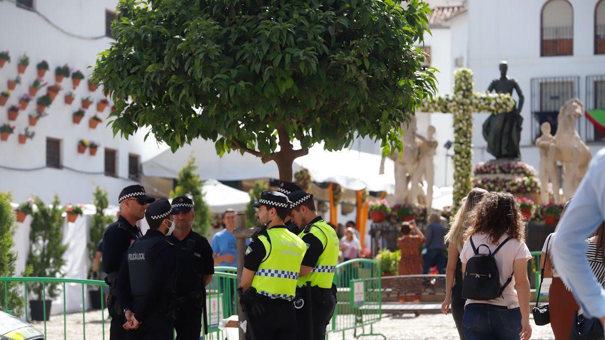 Policías locales en el entorno de una de las cruces, en una edición anterior dela fiesta.