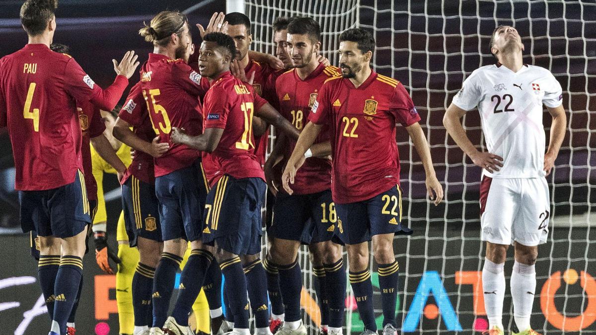 Los jugadores de
la selección celebran
el gol de Oyarzabal.   EFE/EPA/ALEXANDRA WEY