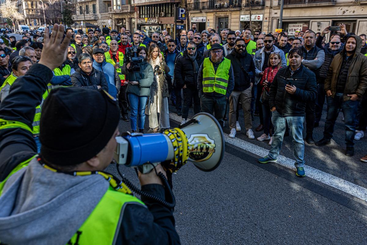 El sector del taxi, en huelga este miércoles en Barcelona, ha acordado “dar una tregua” al Govern hasta la celebración del Mobile World Congress