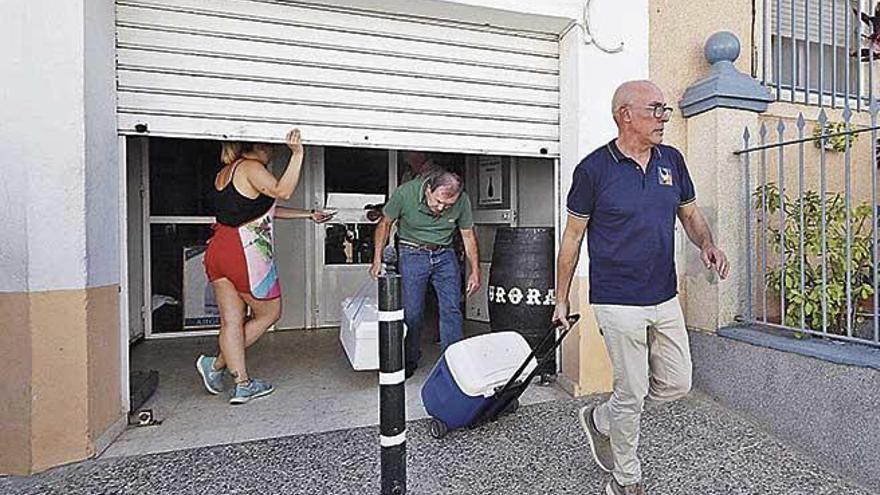 Inspectores de sanidad de la Junta de AndalucÃ­a salen con muestras de la empresa &#039;Sabores de Paterna&#039;.