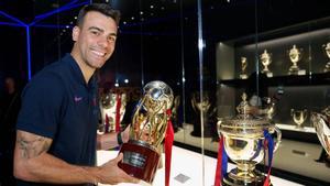 Sergio Lozano, entregando el trofeo de la Liga en el Museu