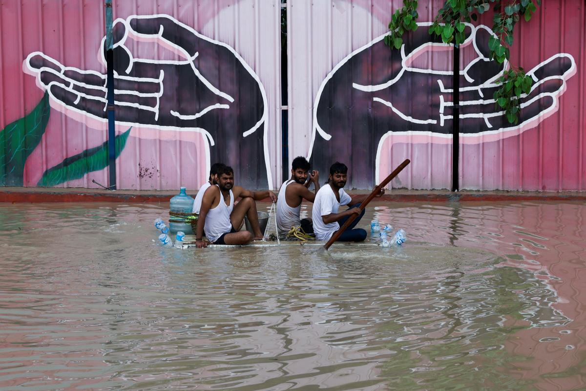 El río Yamuna se ha desbordado debido a las lluvias monzónicas en Nueva Delhi.