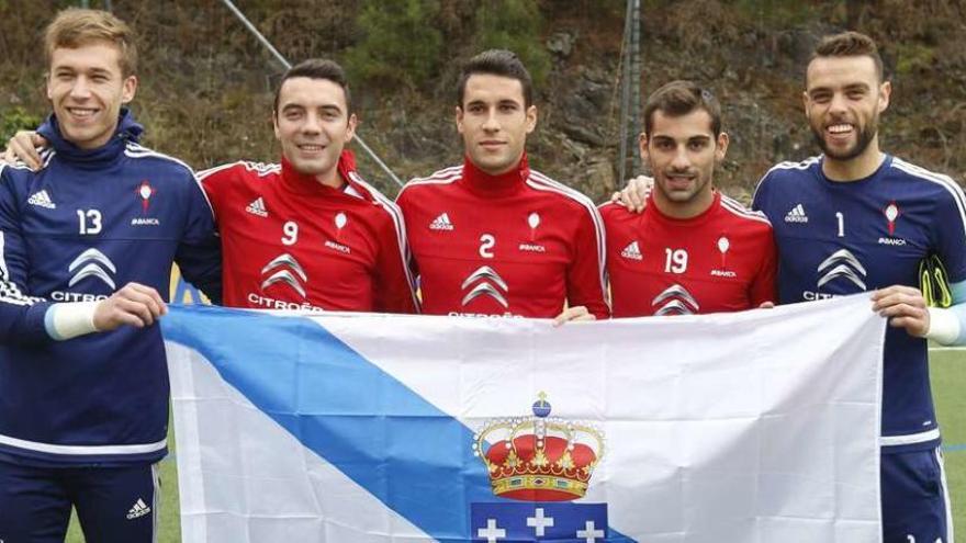 Rubén Blanco, Aspas, Mallo, Jonny y Sergio Álvarez sostienen la bandera gallega en A Madroa, en una foto tomada en noviembre de 2015. // Ricardo Grobas