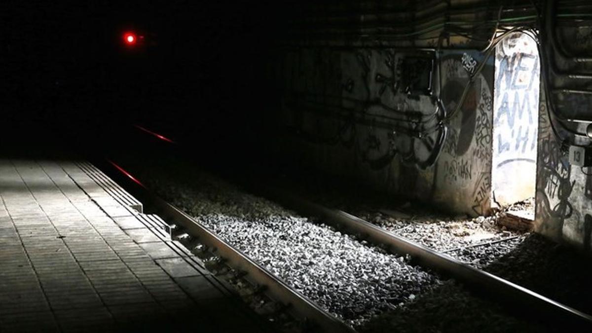 Interior de la estación fantasma donde el martes se produjo un incendio.