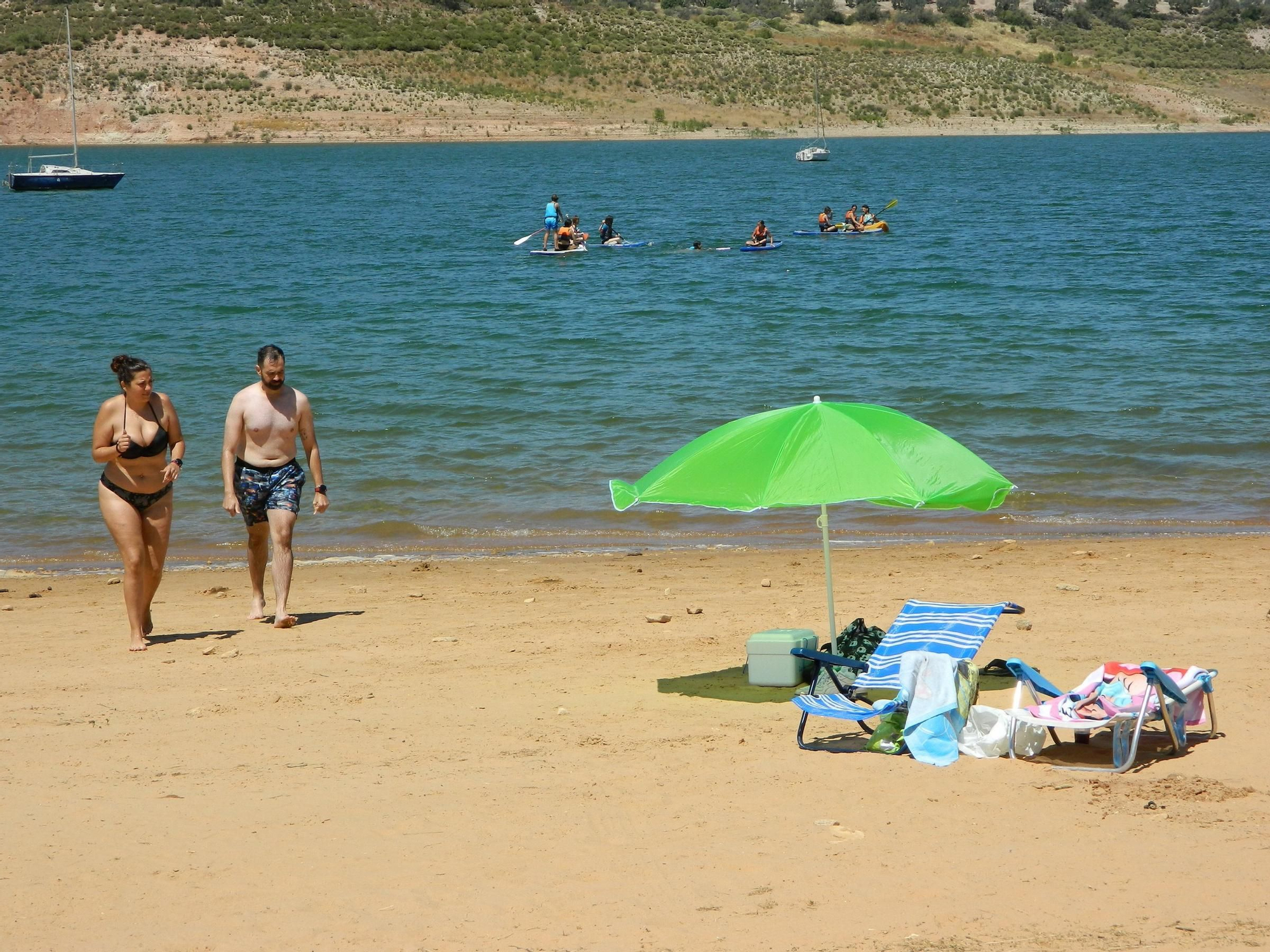Los cordobeses disfrutan de sus playas de interior en Iznájar y La Colada