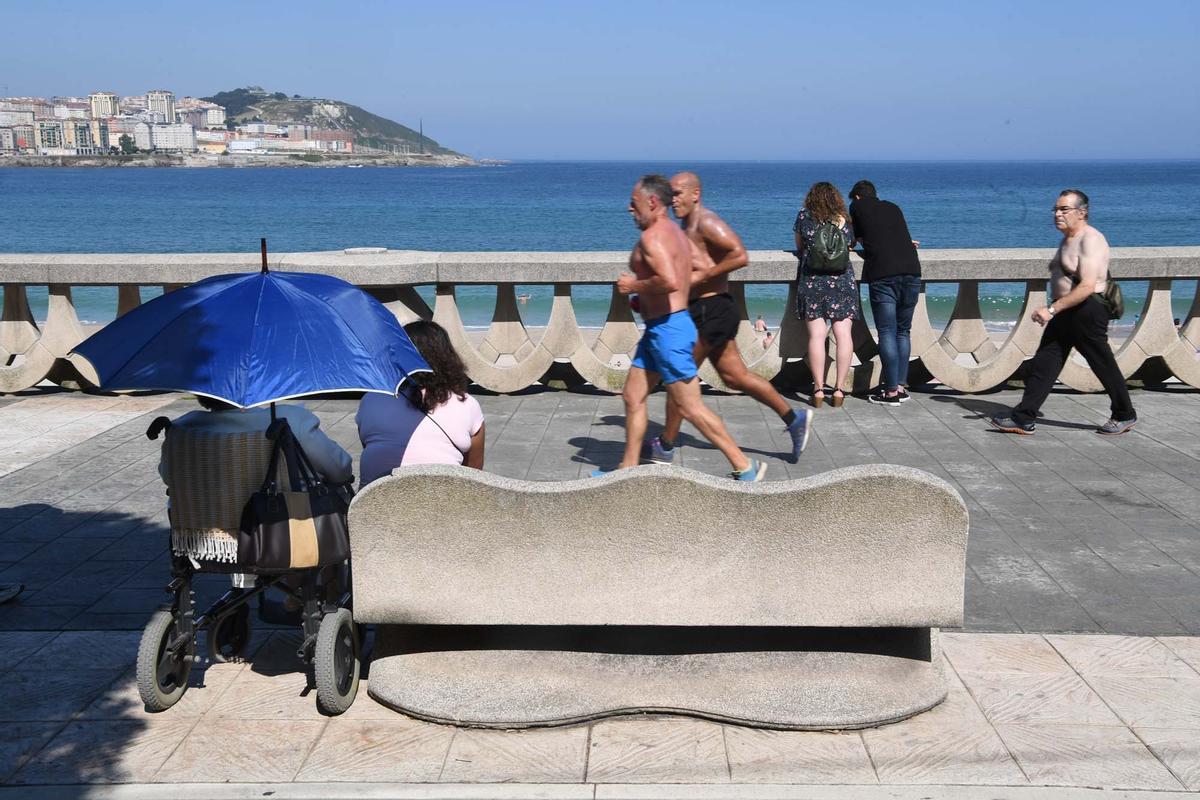 Varias personas en un día soleado en A Coruña en una imagen de archivo.