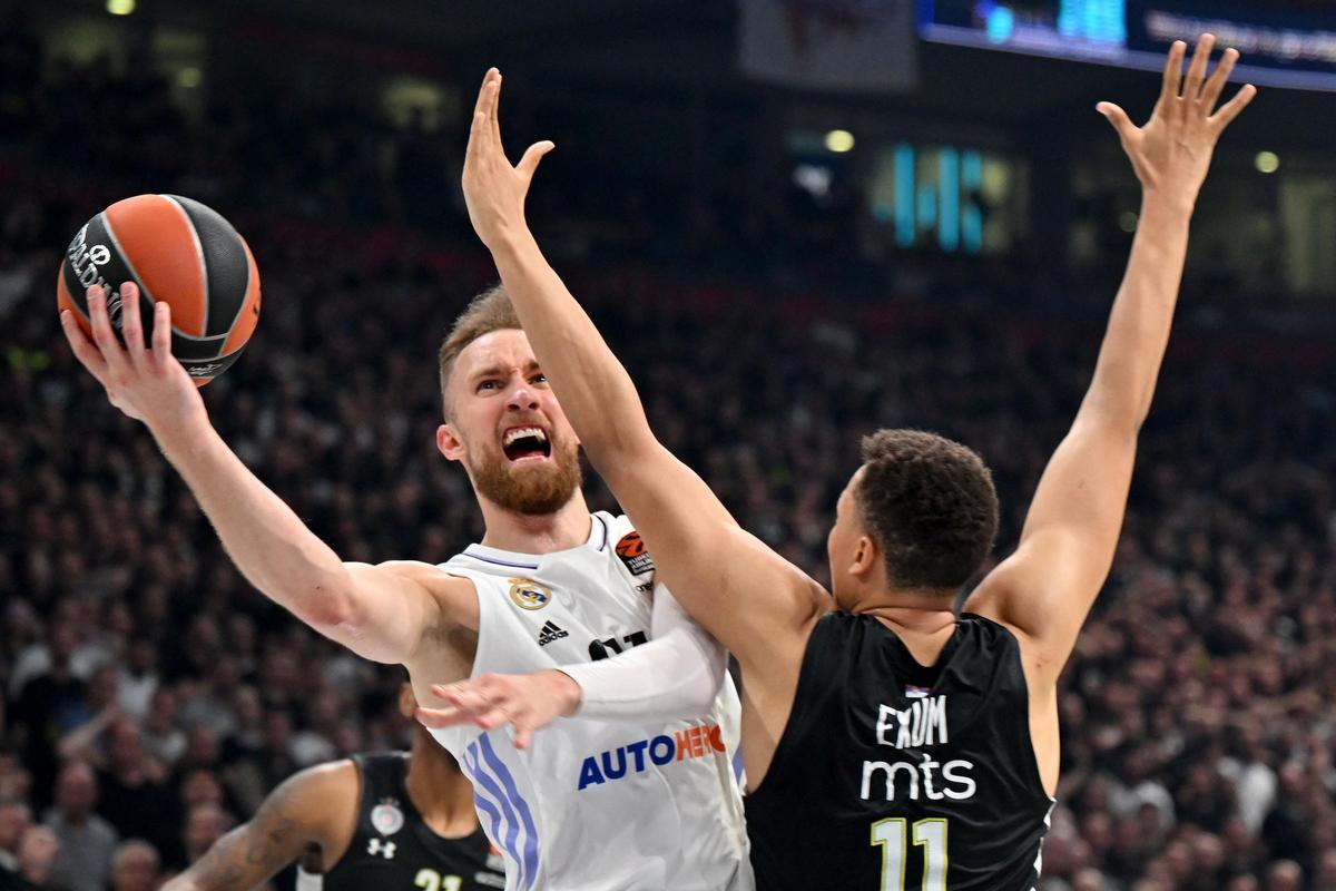 El madridista Musa intenta lanzar a canasta en presencia de Exum El madridista Musa intenta lanzar a canasta en presencia de Exum