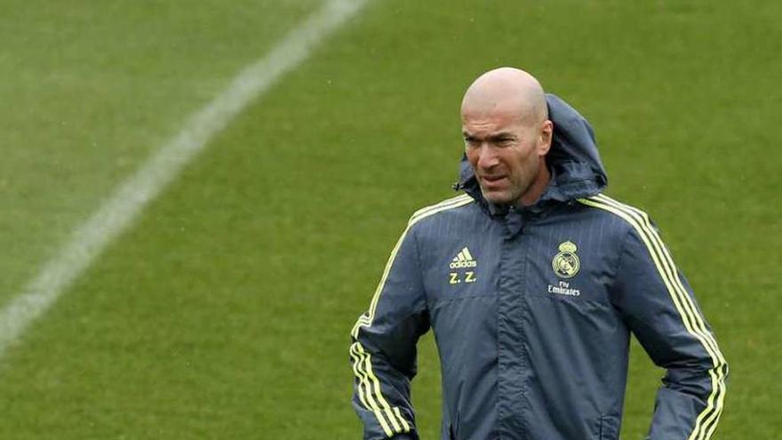 Zidane, ayer, durante el entrenamiento. // Efe