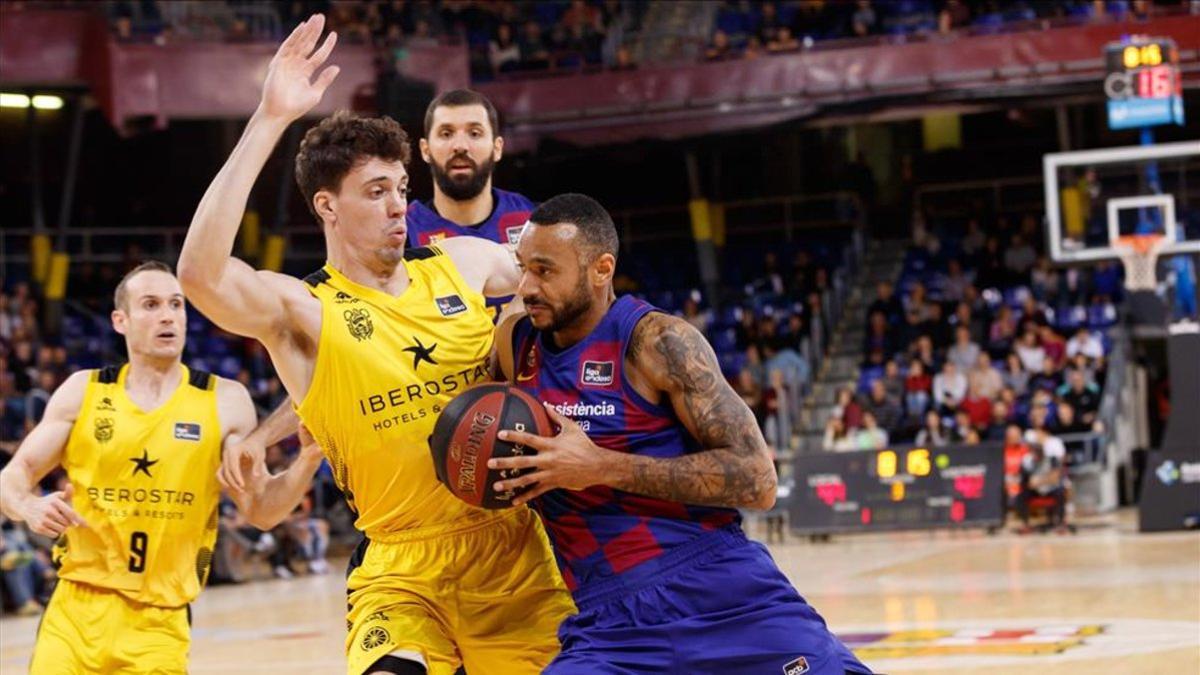 Hanga, en una acción del partido ante el Tenerife