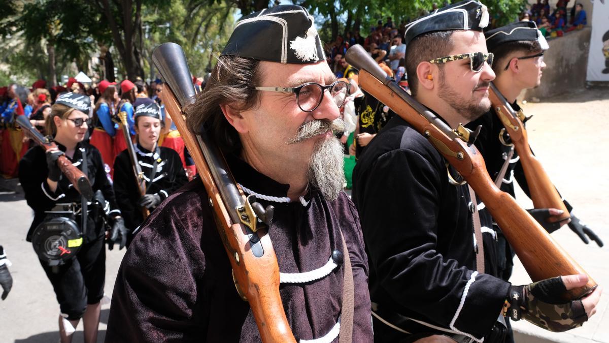 Arcabuceros de la comparsa de Estudiantes tras el Acompañamiento del Estandarte de San Antón.