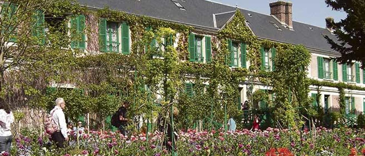 El frondoso jardín que Monet creó y cuidó en su gran casa en Giverny.